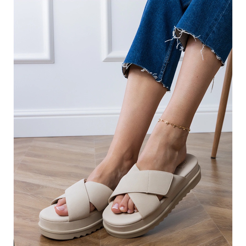 Volets beige avec rayures sur la plate-forme 2