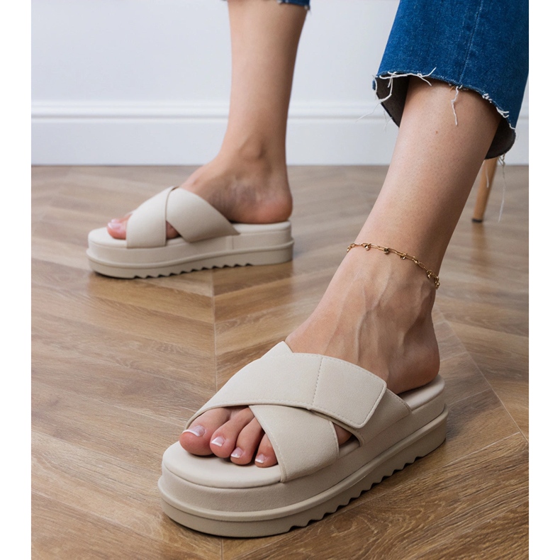 Volets beige avec rayures sur la plate-forme 1