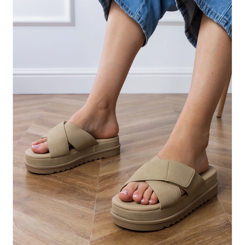 Brown Flip -flops avec rayures sur la plate-forme brun 1