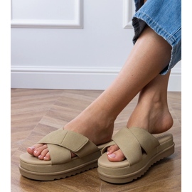 Brown Flip -flops avec rayures sur la plate-forme brun 3