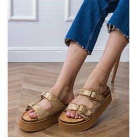 Les tongs dorés avec des pinces sur les rayures d'or 2 Les tongs dorés avec des pinces sur les rayures d'or 2