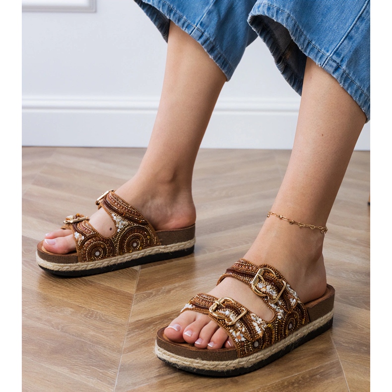 Les tongs ethniques bruns avec des pinces sur les rayures 1