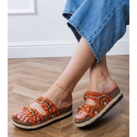 Les tongs ethniques oranges avec des pinces sur les rayures 2 Les tongs ethniques oranges avec des pinces sur les rayures 2