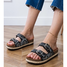 Les tongs ethniques noirs avec des pinces sur les rayures 1