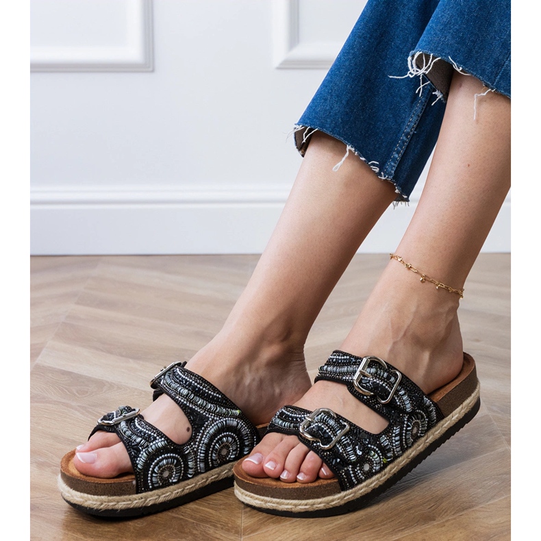 Les tongs ethniques noirs avec des pinces sur les rayures 2