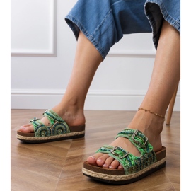 Les tongs ethniques verts avec des pinces sur les rayures 1