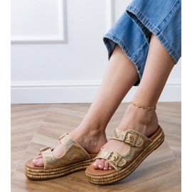 Les tongs dorés avec des pinces sur les rayures d'or 2 Les tongs dorés avec des pinces sur les rayures d'or 2