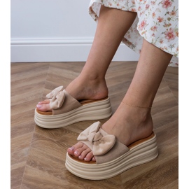 Les tongs bruns sur la plate-forme avec un arc 1