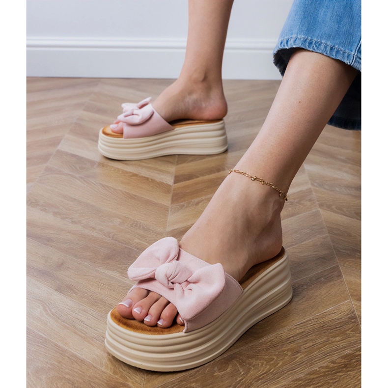 Chaussons roses sur la plate-forme avec un arc 2