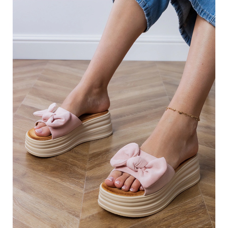 Chaussons roses sur la plate-forme avec un arc 1