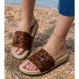 Flip léopard -flops sur la plate-forme avec une boucle décorative brun 4