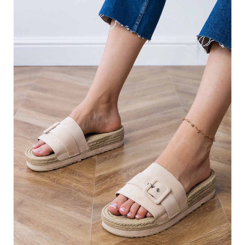 Volets beige sur la plate-forme avec une boucle décorative 1