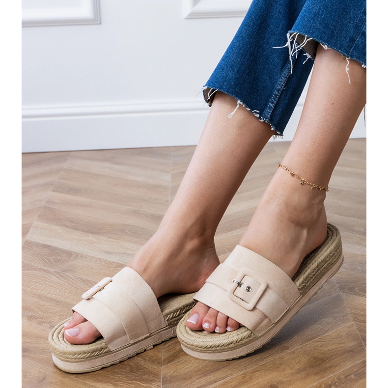 Volets beige sur la plate-forme avec une boucle décorative 2