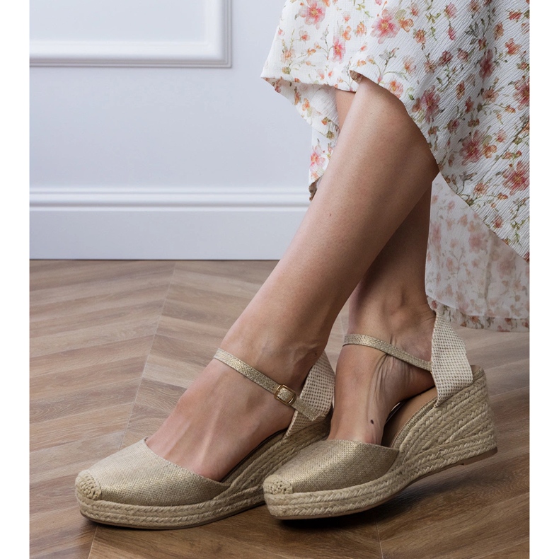 Sandales en or espadrile en coin d'or 1