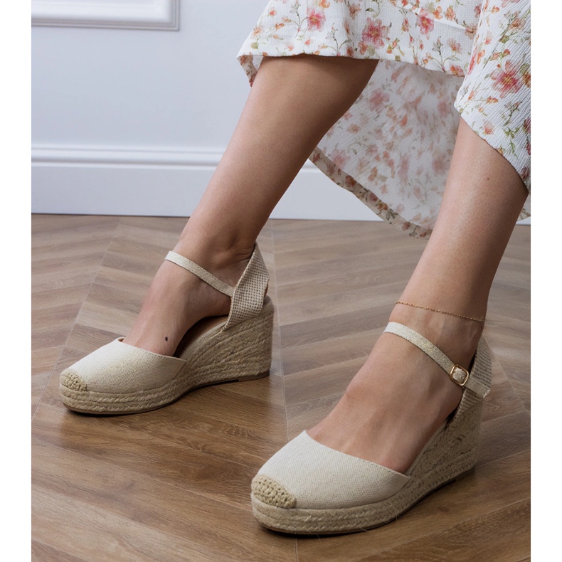 Sandales beige espadrilles en coin 1