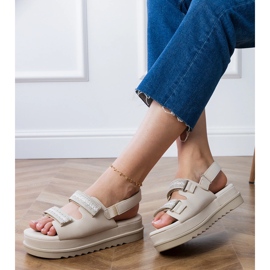 Sandales beiges avec des rayures brodées sur la plate-forme 2