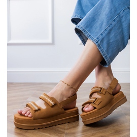 Sandales au caramel avec des rayures brodées sur la plate-forme brun 2