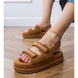 Sandales au caramel avec des rayures brodées sur la plate-forme brun 3