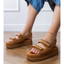 Sandales au caramel avec des rayures brodées sur la plate-forme brun 1