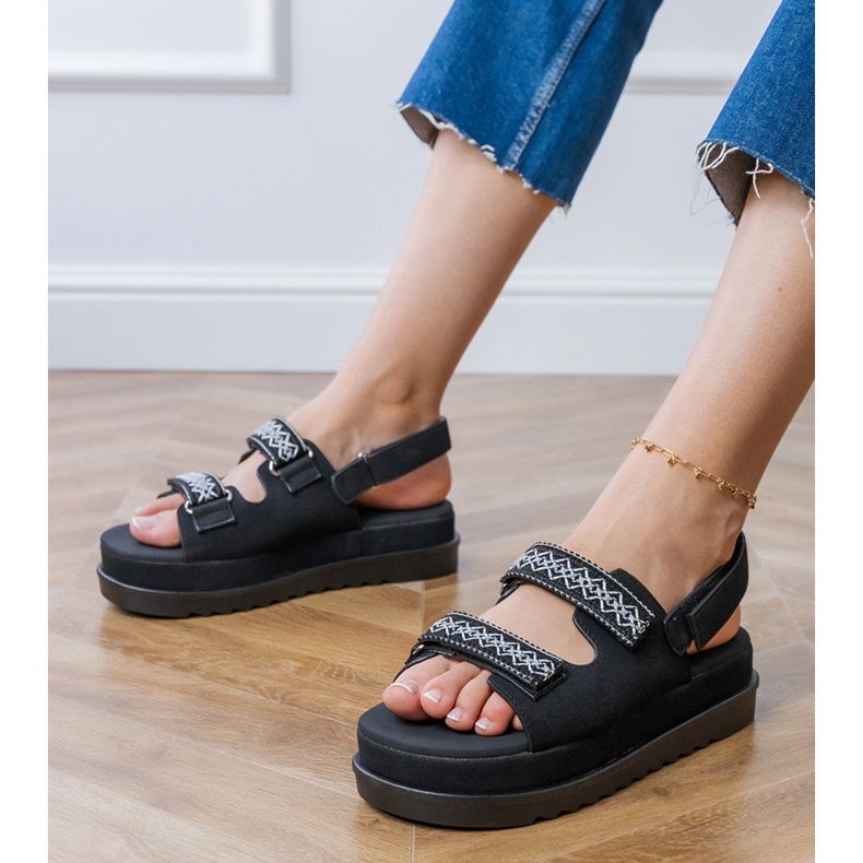 Sandales noires avec des rayures brodées sur la plate-forme 1