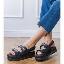 Sandales noires avec des rayures brodées sur la plate-forme 2
