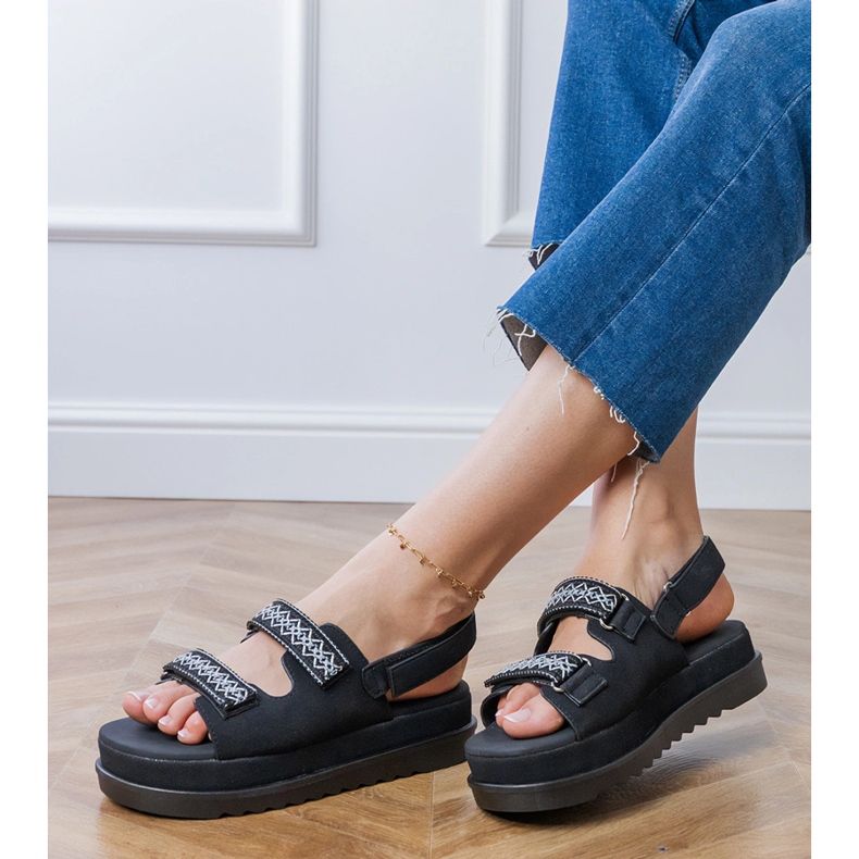 Sandales noires avec des rayures brodées sur la plate-forme le noir 2