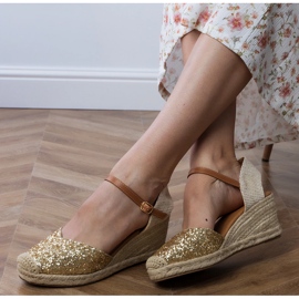 Sandales en brocart doré en coin 1