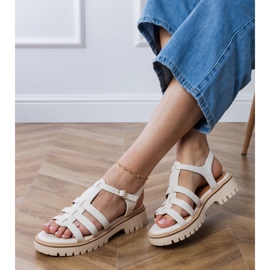 Sandales blanches avec une boucle 2