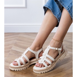 Sandales blanches avec une boucle 3