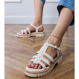 Sandales blanches avec une boucle 4