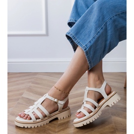 Sandales blanches avec une boucle 5