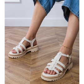 Sandales blanches avec une boucle 1