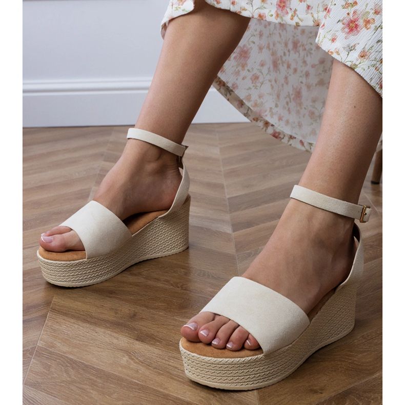 Sandales beige sur la plate-forme Ekozamsz 1