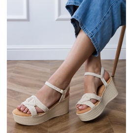 Sandales beiges sur la plate-forme avec une sangle attachée 2