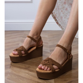 Sandales brunes sur la plate-forme avec une sangle attachée 1