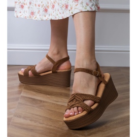 Sandales brunes sur la plate-forme avec une sangle attachée 3