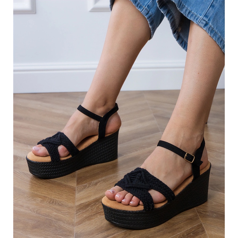 Sandales noires sur la plate-forme avec une sangle attachée 1