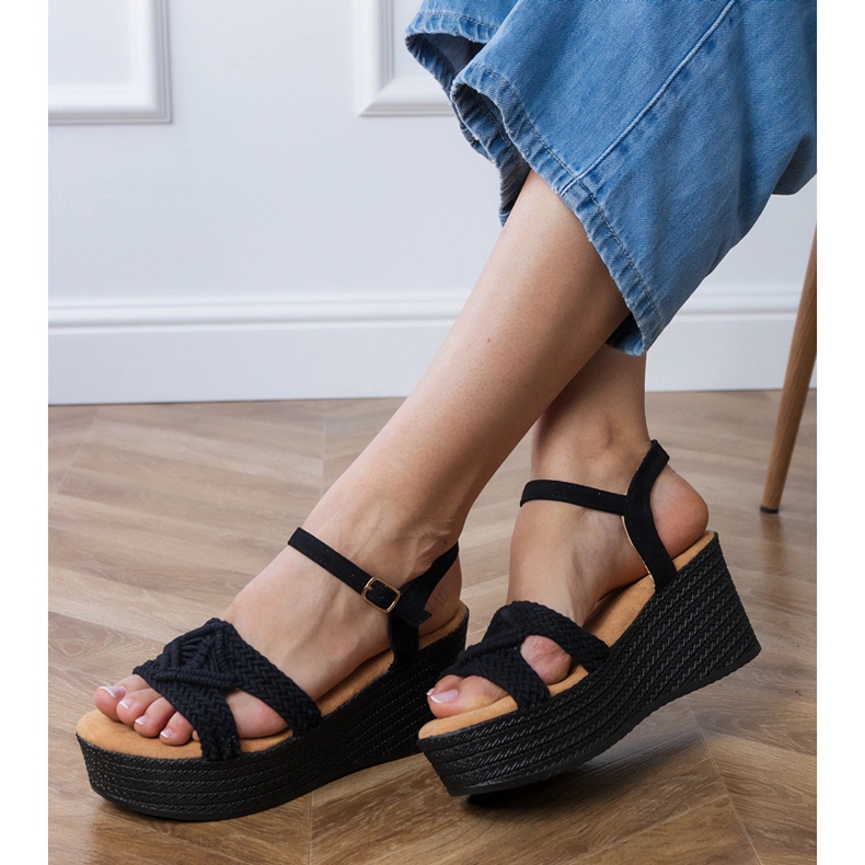 Sandales noires sur la plate-forme avec une sangle attachée 2