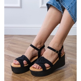 Sandales noires sur la plate-forme avec une sangle attachée le noir 3