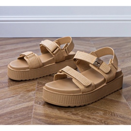 Sandales beiges sur la plate-forme avec des sangles sur le velcro 1