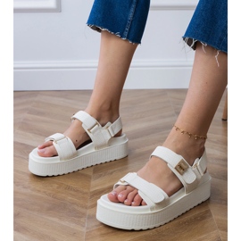Sandales blanches sur la plate-forme avec des sangles sur le velcro 1