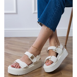 Sandales blanches sur la plate-forme avec des sangles sur le velcro 2