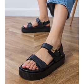Sandales noires sur la plate-forme avec des sangles sur le velcro 2