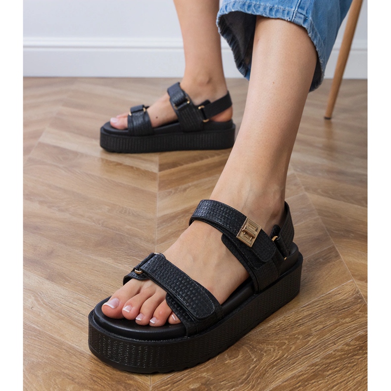 Sandales noires sur la plate-forme avec des sangles sur le velcro 2