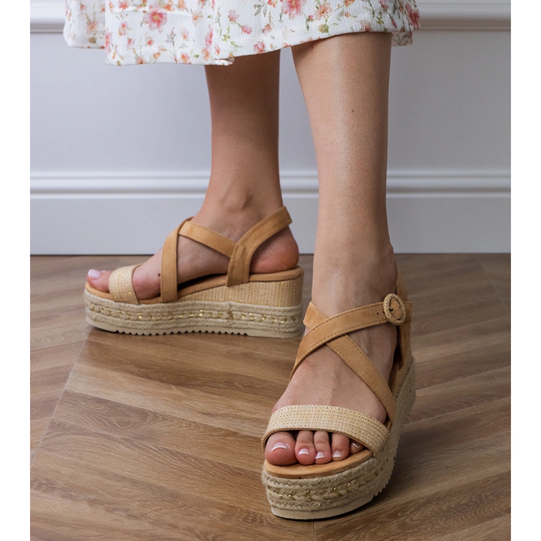 Sandales beige espadrilles en coin 2