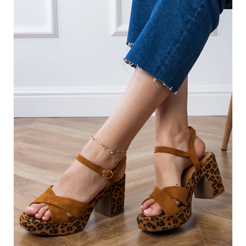 Sandales d'écosam brune sur le poteau 2