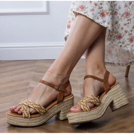 Les sandales brunes ont été tordues sur le poteau 1