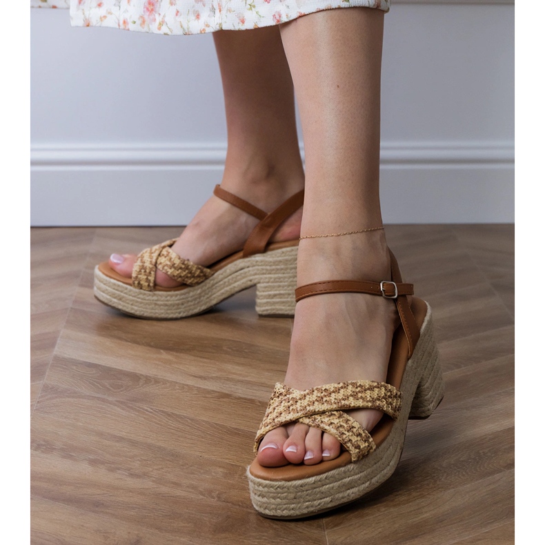 Les sandales brunes ont été tordues sur le poteau 2