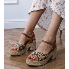 Sandales noires tissées sur le poteau 1