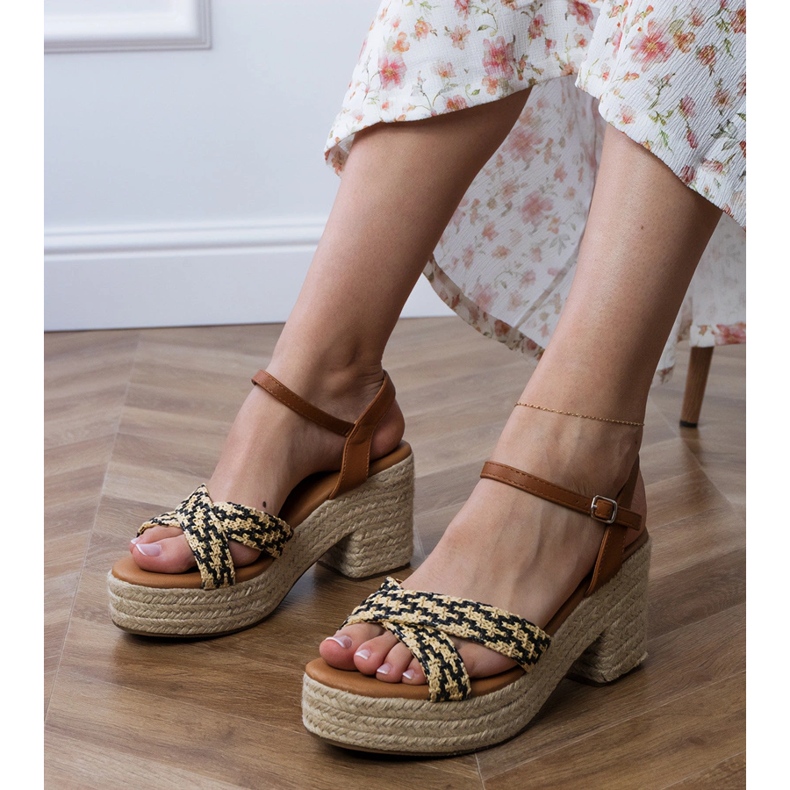 Sandales noires tissées sur le poteau 1